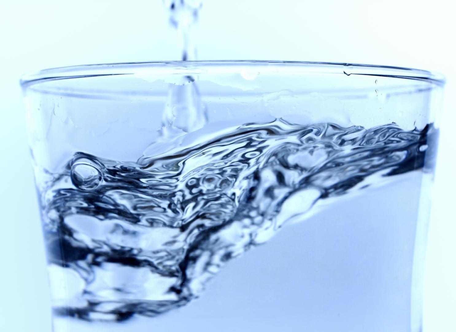 Вода является напитком. Фильтрованная вода. Подсоленная вода. Фон чистая питьевая вода. Очистка воды фон.